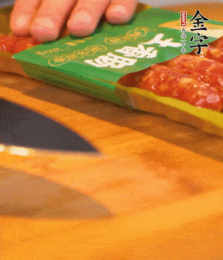 洋蔥切丁，金字土香腸切片。