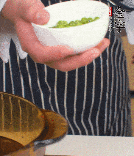 胡蘿卜、豌豆和干花菇焯水。