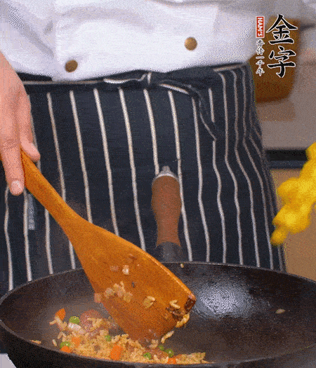 加咖喱塊、少許鹽、白糖調味，炒至咖喱塊融化后，倒米飯，翻炒至每粒米飯都包裹上咖喱，再放黃椒、青椒粒，出鍋前加菠蘿粒和小蔥翻拌均勻。