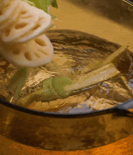 把玉米筍（對(duì)半切開）、西芹（切斜片）、蓮藕（切片），放入開水鍋內(nèi)，加點(diǎn)少許鹽、油，汆燙2分鐘。