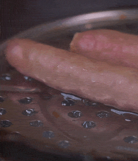 金字10°鮮低溫香腸蒸10分鐘后，切片。