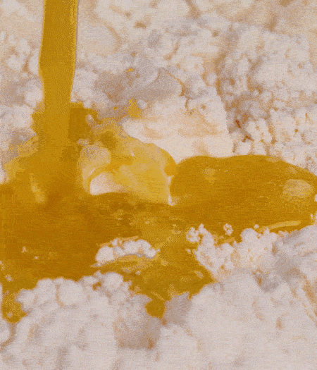 加融化的30g黃油（要不熱再倒）、黃椒、紅椒、白洋蔥、土豆、大蔥、香腸繼續(xù)攪拌均勻。