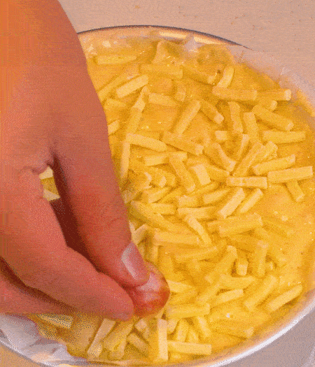 撒上馬蘇里拉芝士，用香腸片裝飾表面，180攝氏度烤箱烤20-25分鐘。