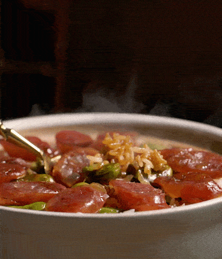 用生抽、白糖、蠔油、芝麻油調(diào)個(gè)汁，淋汁、攪拌、開吃。