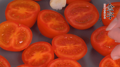 洗凈晾干的小番茄，對半切開，加切塊的大蒜、迷迭香、黑胡椒、橄欖油190度烤40分鐘、200度烤20分鐘。