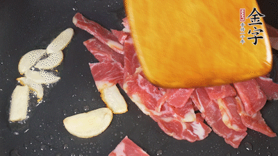 意面按照包裝時間煮熟過涼水，金字淡火腿切成小片。