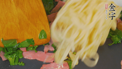 鍋中倒油燒熱，蒜片煸香，淡火腿略翻炒。