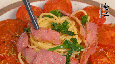 加菜花翻炒1分鐘后加意面，翻炒1分鐘后用少許鹽、黑胡椒調(diào)味即可。