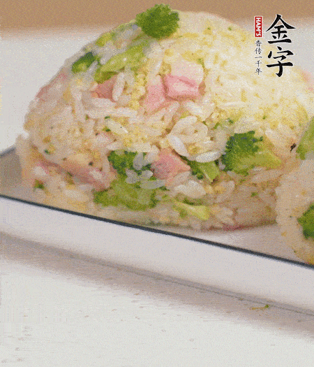 拌好的飯攥成飯團。