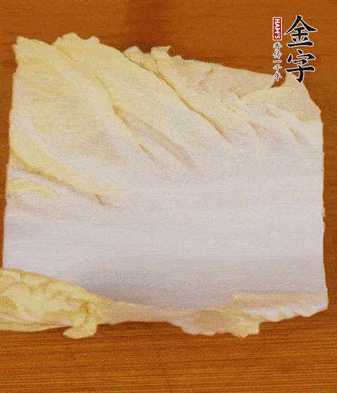 一片白菜一片淡火腿交替疊起，疊個兩三層放進鍋內(nèi)，直到塞滿鍋。