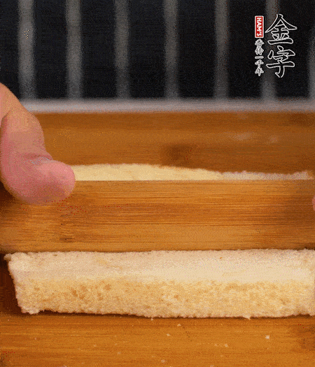 吐司切去四邊，搟??；烤腸竹簽穿過。