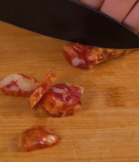 香腸切薄片。