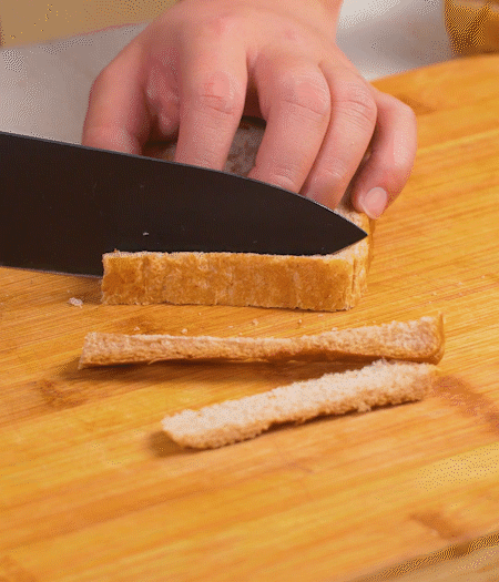 取1片黑麥吐司片，去掉邊邊，涂上一層蛋黃醬。