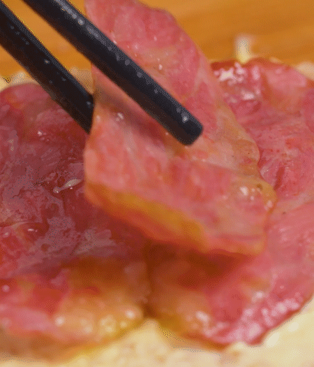 放上火腿、芝士片、生菜，再放一片土司。