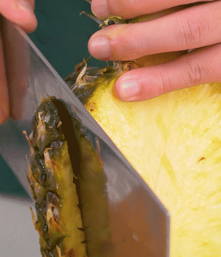 鳳梨去皮把果肉切塊，醬肉切小塊。