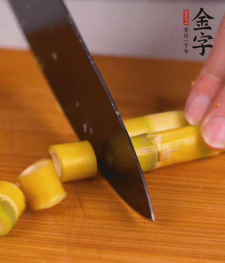 小野筍剝?nèi)ネ馄ぃ谐尚《巍?>
					</div>
					<span>步驟 2/7</span>
					<p>小野筍剝?nèi)ネ馄?，切成小段?/p>
				</li><li>
					<div   id=