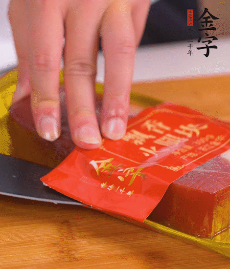 金字火腿切片，生姜切絲，蔥白切末。