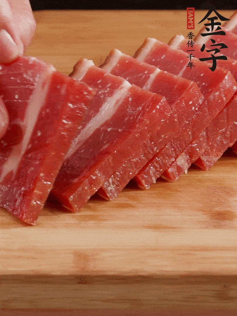 金字火腿上方切厚片的火腿。