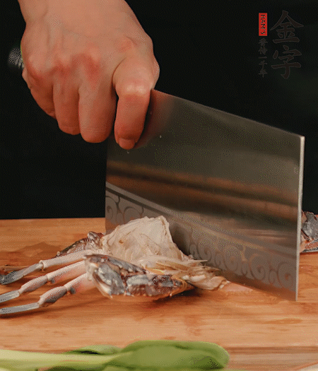 蟹殼拆開，去掉蟹肺、蟹心、蟹腮，切成4小塊。