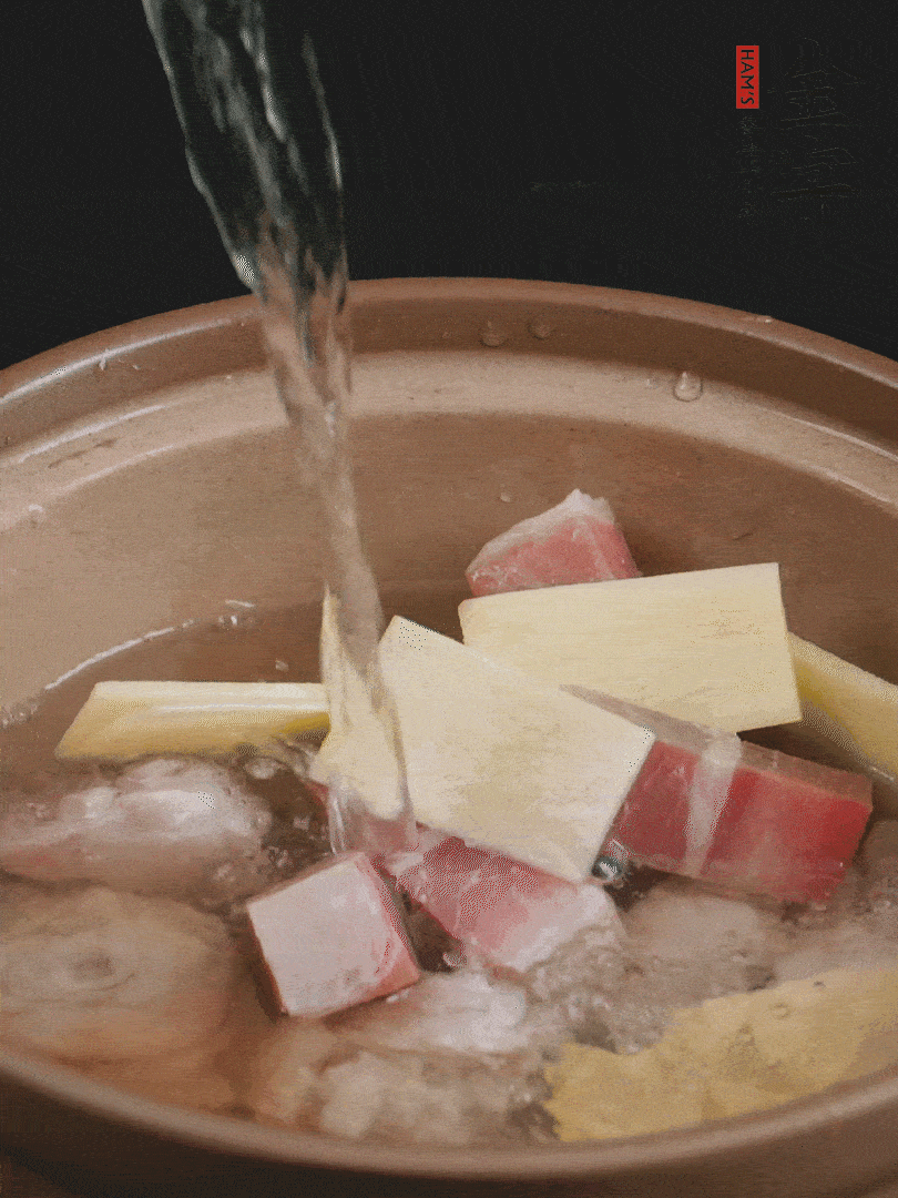 雞塊、火腿、姜片加適量料酒、清水燉80分鐘。