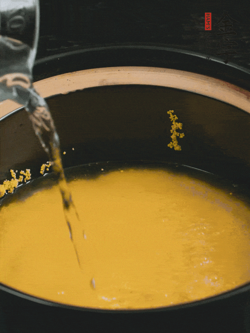 小米洗凈后，加水小火煲1個(gè)小時(shí)。