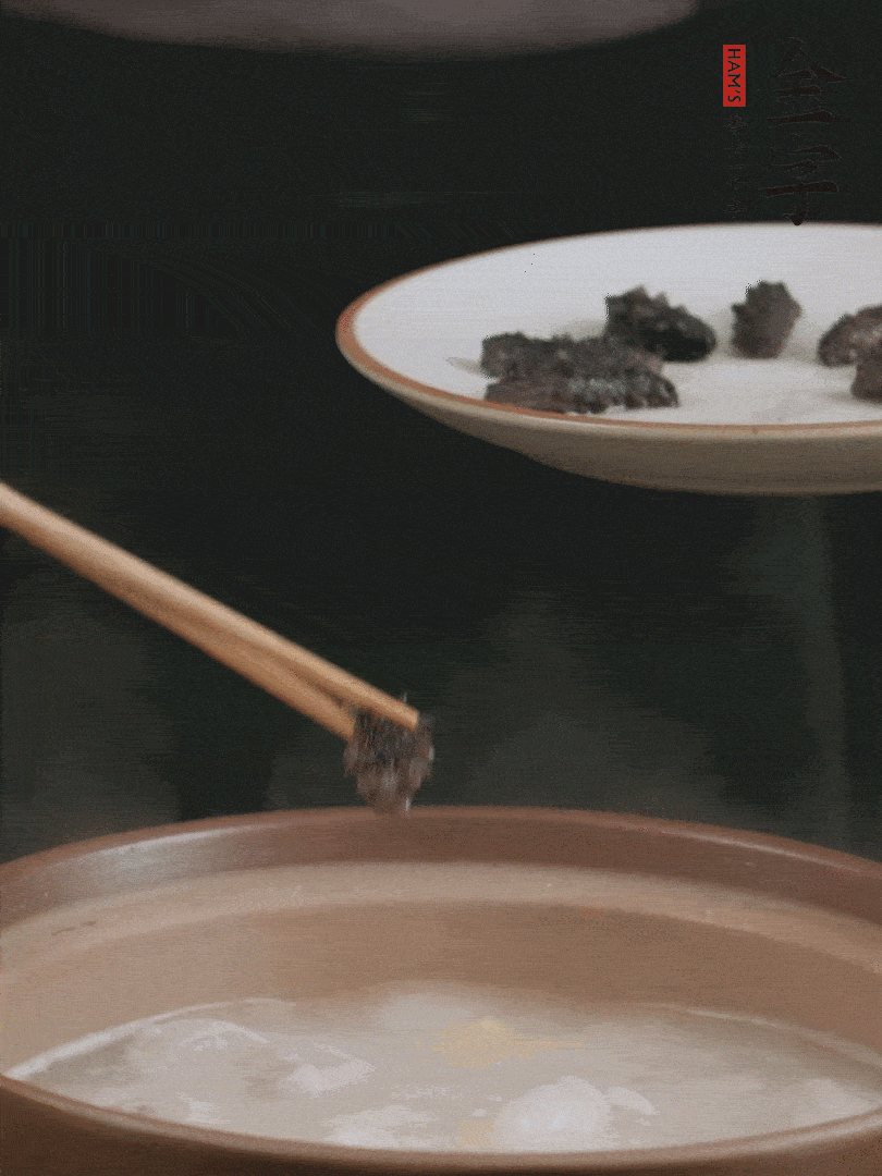 期間雞湯燉到80分鐘時(shí)，加小海參再燉10分鐘。