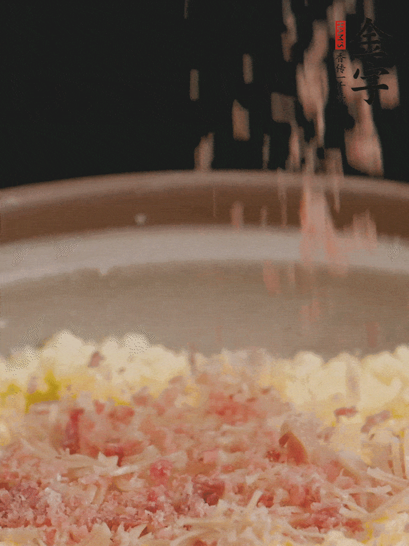 加雞湯沒過，放干貝絲、火腿末、小海參。