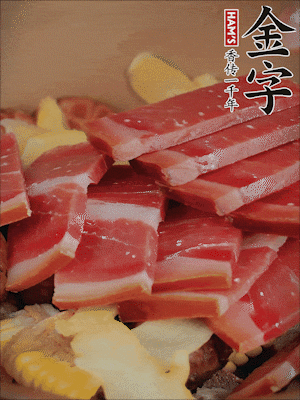 除鮑魚外的所有材料放進(jìn)鍋里，加清水、姜、黃酒，大火燒開(kāi)，轉(zhuǎn)小火煲90分鐘。