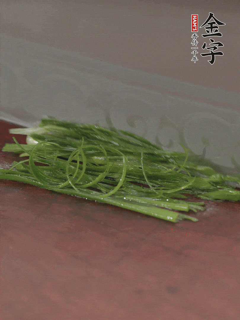 生姜切薄片，紅椒切細絲，小蔥蔥綠切細絲，泡入冰水中保持新鮮。