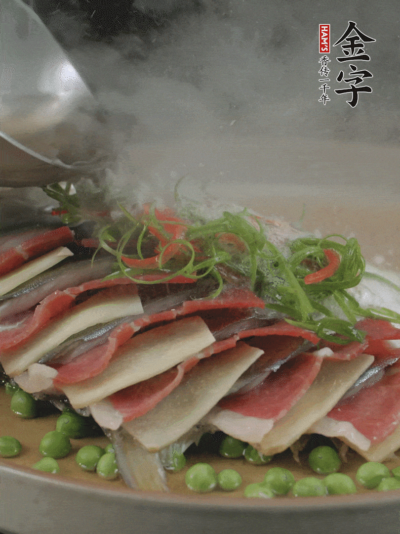 表面放上蔥絲、紅椒絲，淋上熱油。