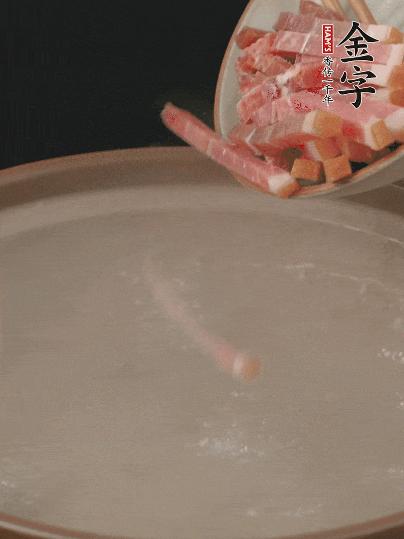 金字火腿切絲，熱水下鍋，放火腿燉煮15分鐘。