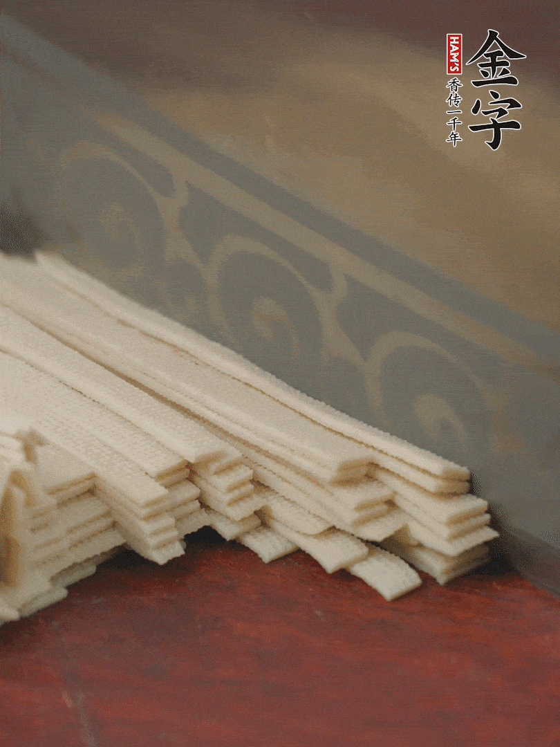 燉火腿期間，千張切細絲，白蘿卜去皮切細絲，蒜葉切細丁。