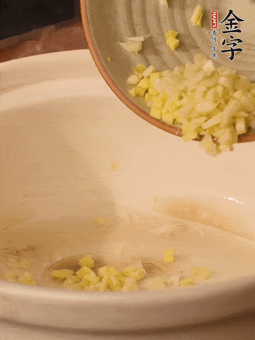 熱油下鍋，姜爆香。下冬瓜略微翻炒。