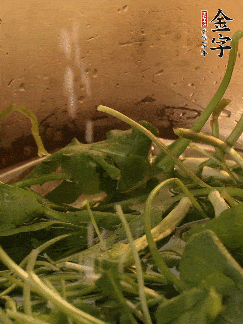 薺菜去掉根部，加小蘇打、鹽熱水沸騰燙軟。