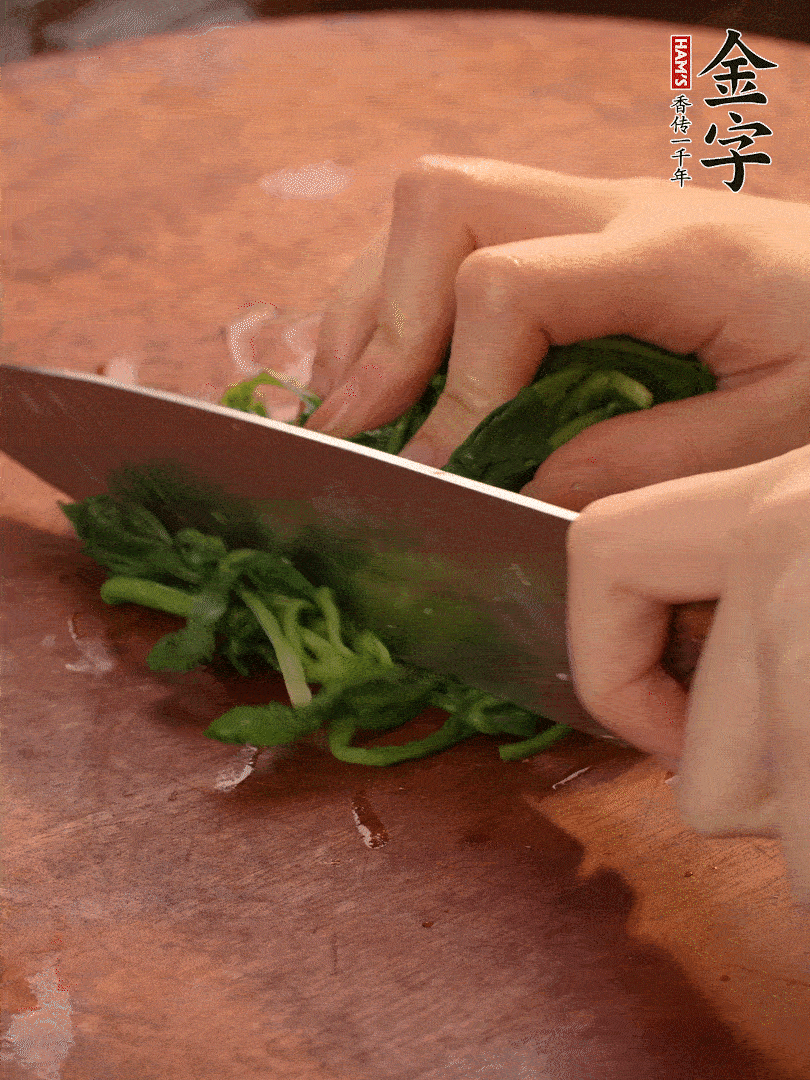 晾涼拽干水份，切碎備用。