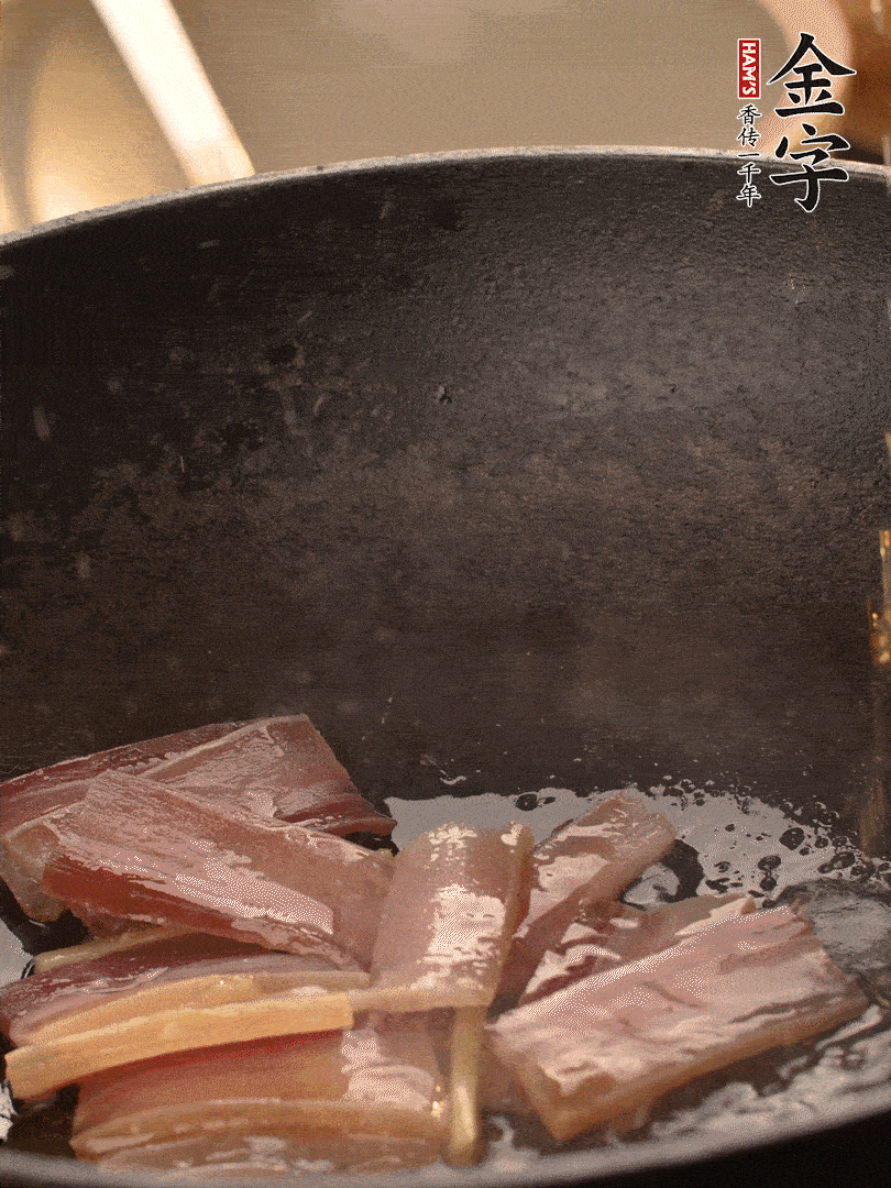 再下春筍繼續(xù)翻炒。