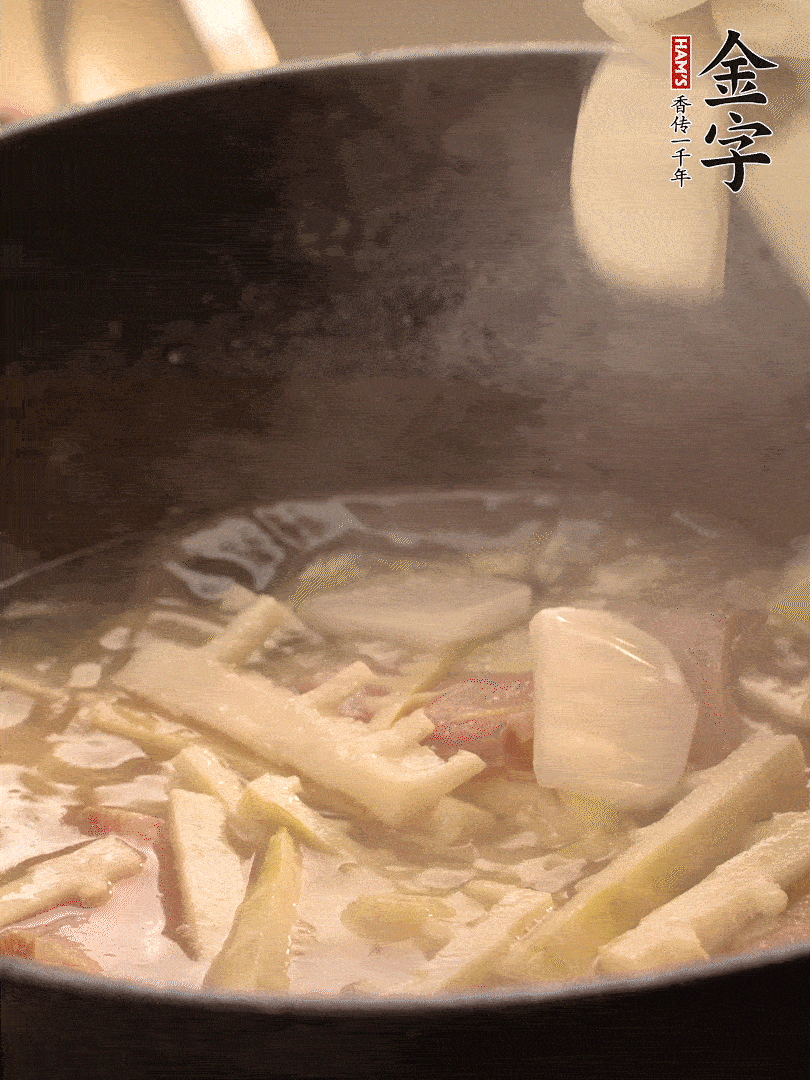 加一點(diǎn)開(kāi)水后，放年糕燜2分鐘至軟。