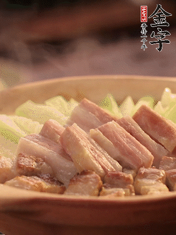 金字淡咸肉切條，焯水備用。