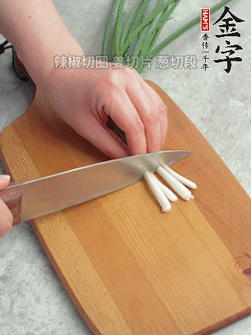 切好的咸肉鋪在碗邊，然后把千張放在中間。