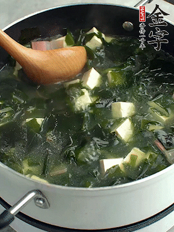 煮到沸騰后，再放入豆腐蓋蓋子煮3分鐘。