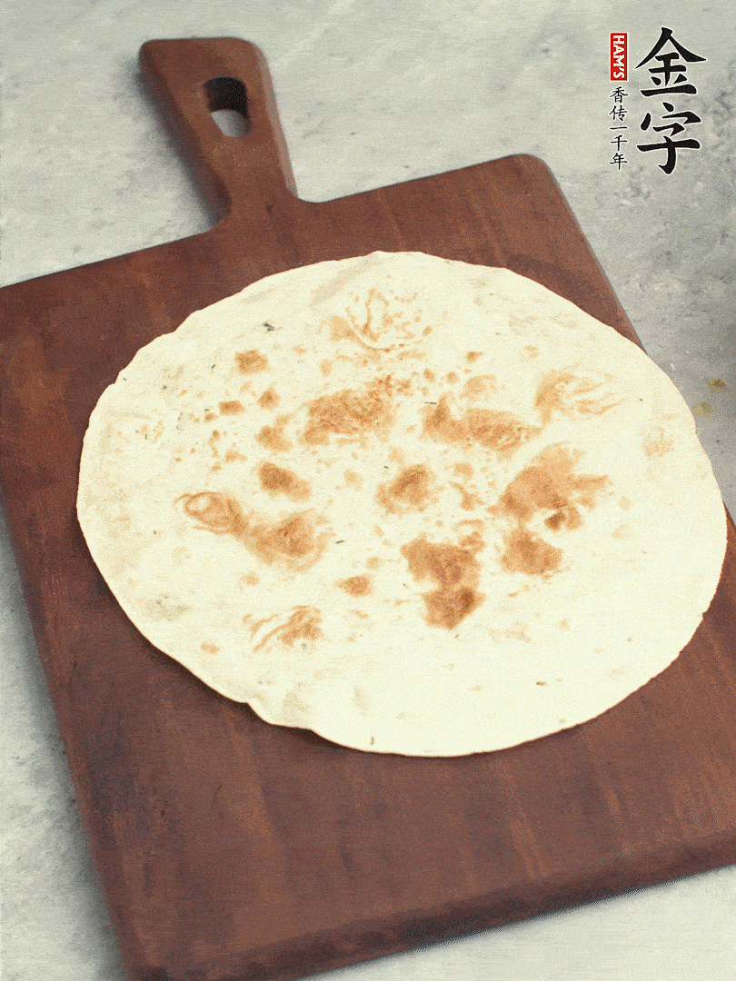 食材依次鋪在卷餅皮上，卷起來(lái)。