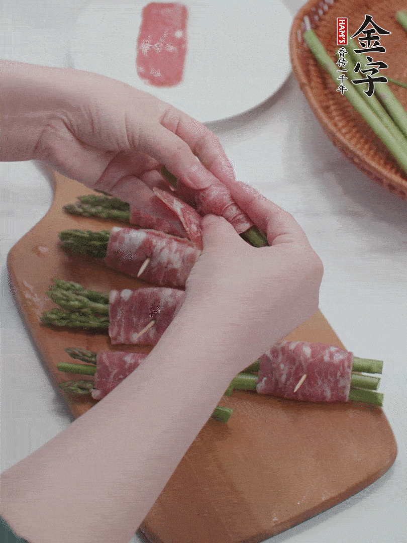 蘆筍切小段，蘆筍段用金字培根火腿卷起。