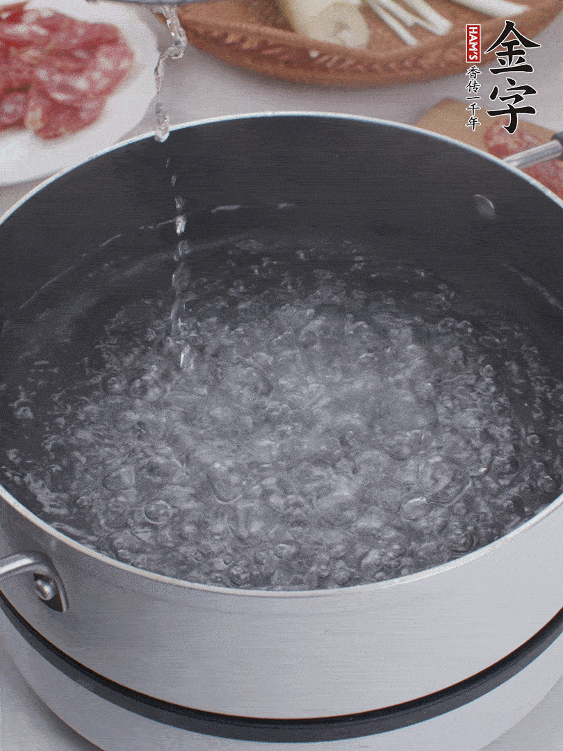 春筍去殼切片，焯水3分鐘。