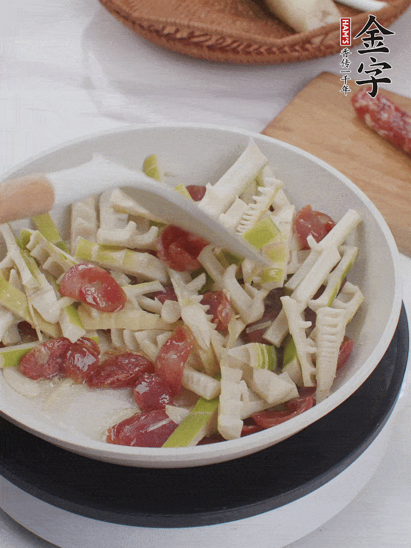 下春筍翻炒均勻，一小撮鹽調(diào)味。