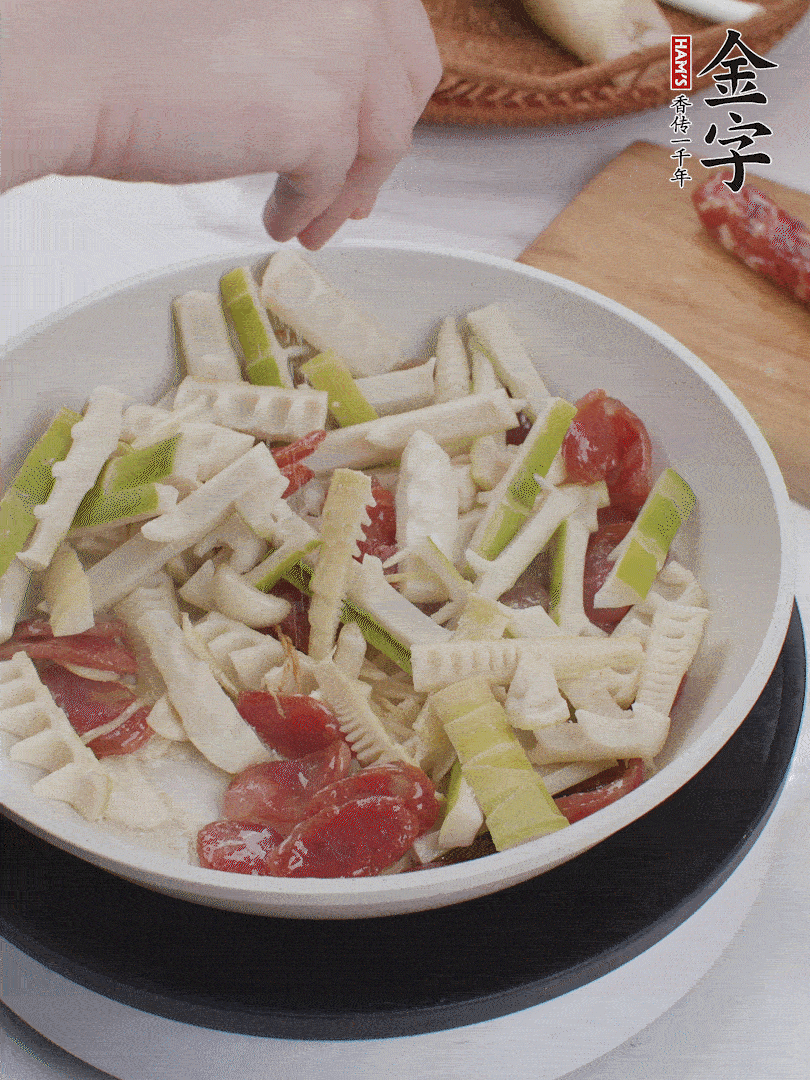 出鍋前撒蔥花。