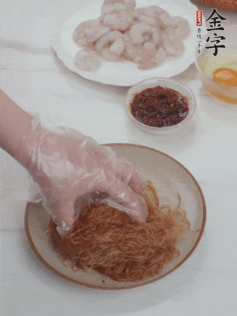 粉絲泡軟后，入沸水煮10秒，撈出后加1/2勺老抽、1/2勺食用油挑松。