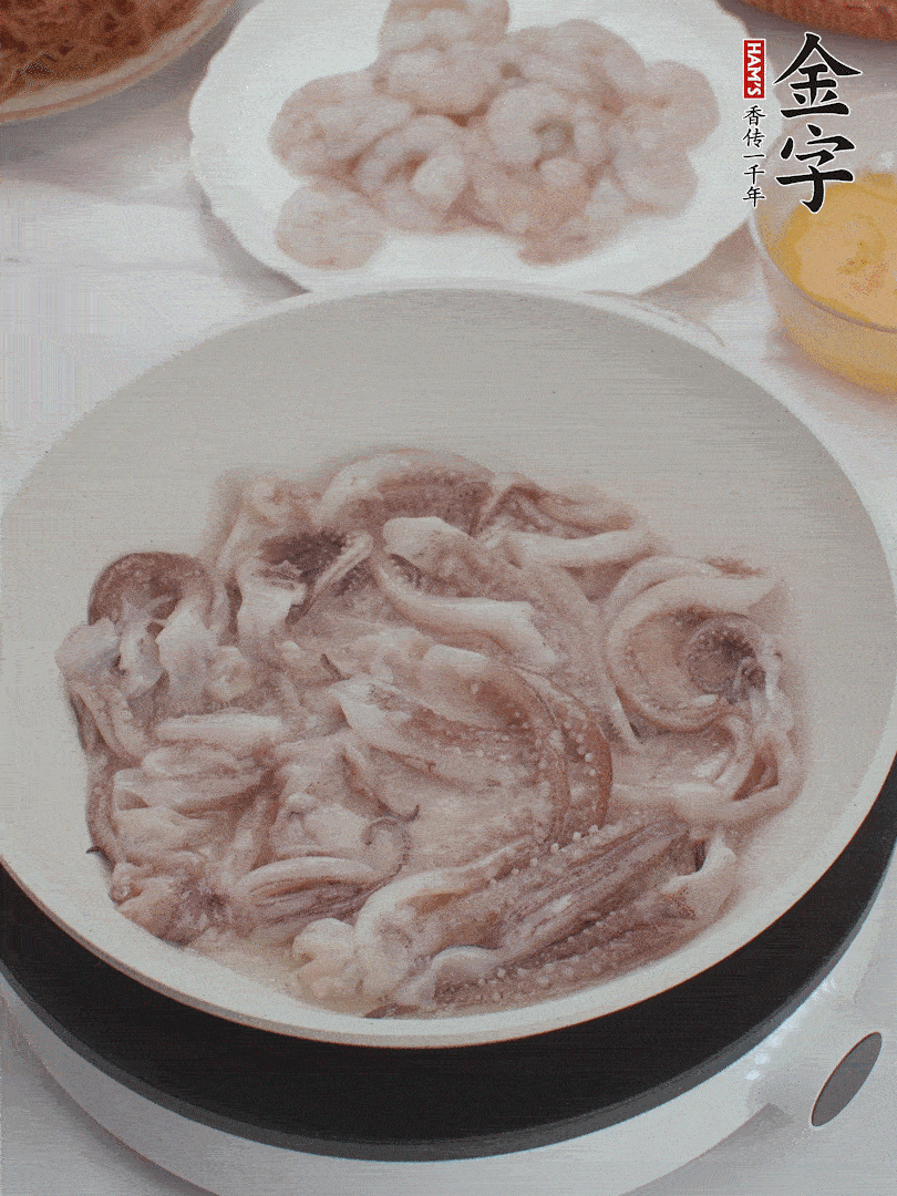 蝦仁、魷魚滑油，蛋液炒制半熟。