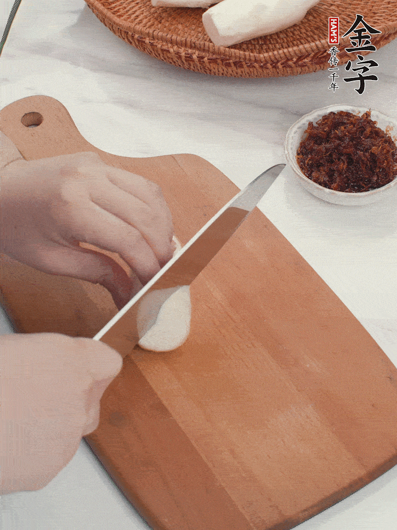 茭白剝殼，洗凈后切滾刀塊。