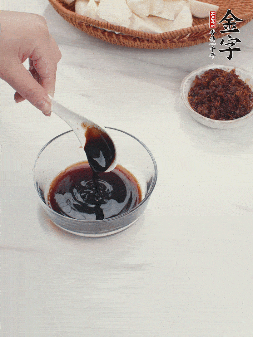 將生抽、老抽、黃酒和白砂糖在小碗里調(diào)成味汁。