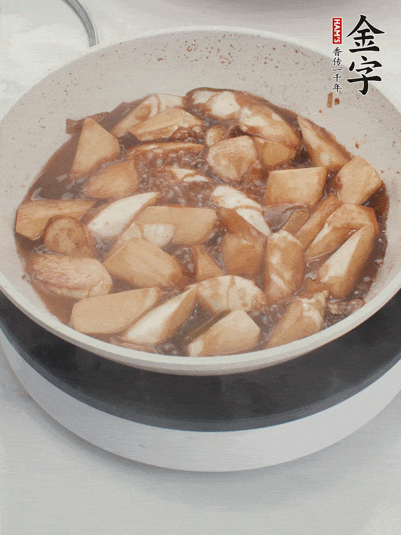 待茭白煸到微微發(fā)黃加入調(diào)好的味汁翻炒。加一小碗清水蓋蓋子燜3-4分鐘。